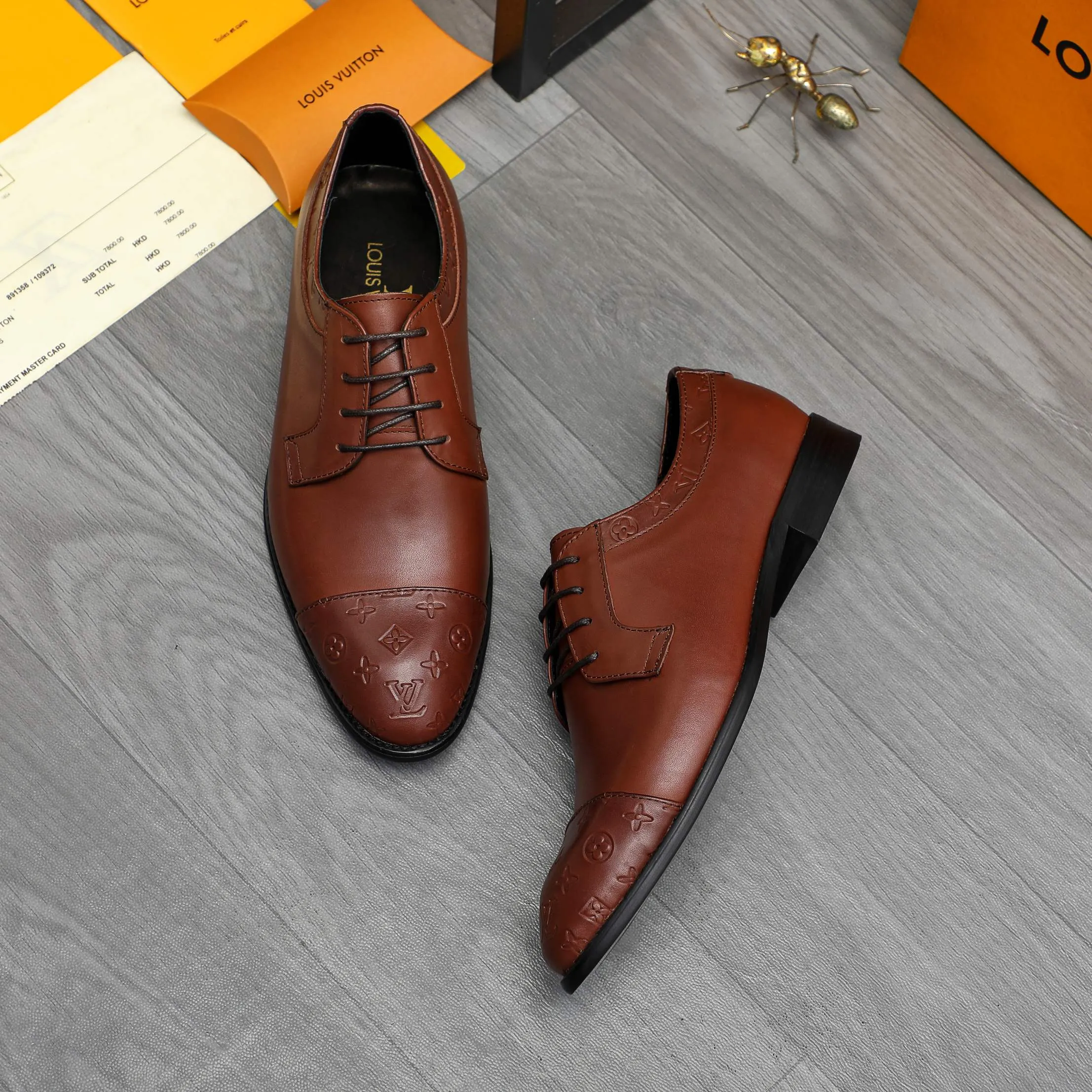 Men's shoes 💰p460 Product trademark: LV (Louis Vuitton) business lace-up leather shoes True size: 39-44 Product material: Selected high-quality cowhide stitching embossed cowhide upper, cowhide lining, original rubber outsole